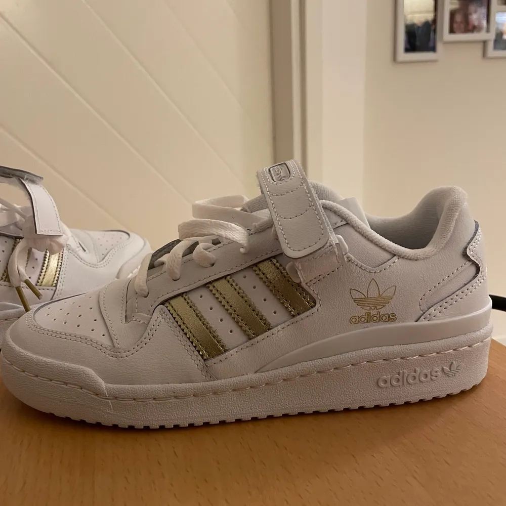 Jättesnygga adidas skor mer guldränder i NYSKICK🪅 Strl. 38. Skor.