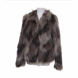 Pälsjacka! - Säljer denna snygga pälsjacka som jag nyss fick hem från sellpy, men var tyvärr lite för stor på mig som vanligtvis har S. Kontakta för mer frågor!