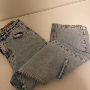 Baggy jeans  - Hej! Säljer dom här jeansen from Gina dom är baggy jeans och är i storlek 36. Köpte dom för 600 kr säljer dom för 300+ frakt då, har använt dom några gånger. För mer info och bilder på hur dom sitter kom privat. ( byter ej ut)😊