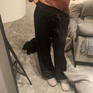 Satin byxor - AS snygga satin byxor från hm! ❤️❤️