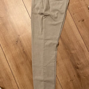 Byxa - Chinos/slacks linneliknande kostymbyxa ankellånga 