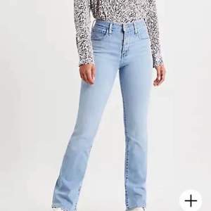 Sjukt snygga midwaist jeans från levis som blivit för små!! Frakt tillkommer💘💘 skriv för egna bilder!