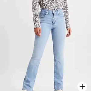 Jeans - Sjukt snygga midwaist jeans från levis som blivit för små!! Frakt tillkommer💘💘 skriv för egna bilder!