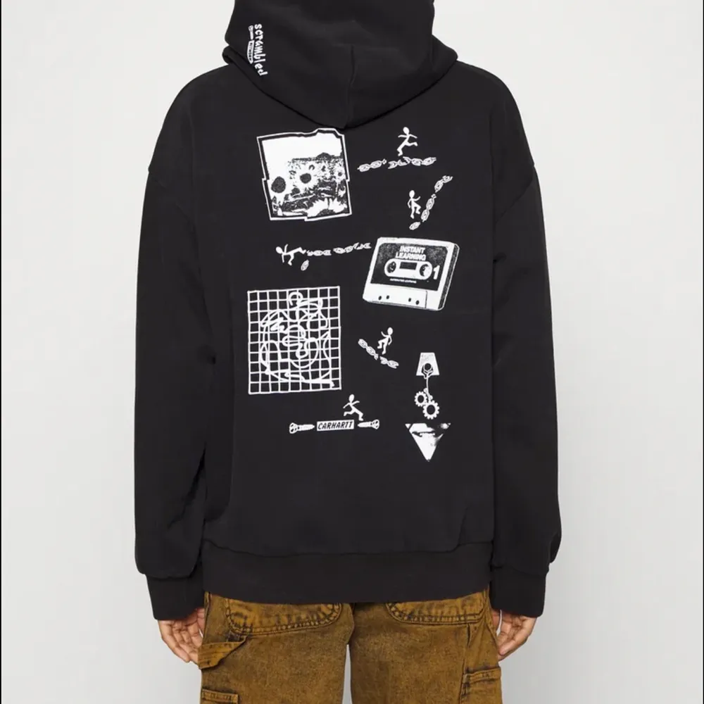 Jättesnygg och skön oversized hoodie från Carhartt, med tryck på baksidan. Helt ny aldrig använd i storlek XL. Nypris 1249kr . Hoodies.
