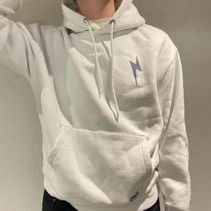 Hoodie med ⚡️ detaljer  - Vit hoodie med blixt detaljer målade av oss på Xspray UF.