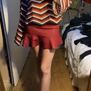 Röd kjol, ormskinn - Röd volangkjol med ormskinnsmönster! 