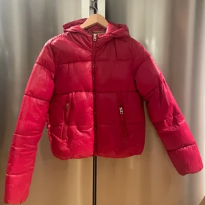 Vinterjacka - Säljer dennna röda dunjackan som ärni bra skicka perfekt nu i vinter men även tidig vår som är super fin när man har kjol och tights😍
