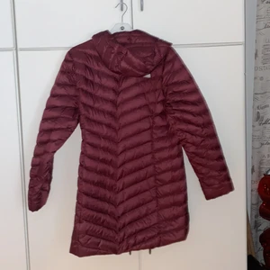 THE NORTH FACE  - en jätte fin vinter samt vår jacka köp december 2021, kvitto.  finns! Säljer pgr vikt upp gång då jackan inte passar längre.   :( Helt fint och ny hoppas någon annan kan få användning av den.   PRIS KAN DISKUTERAS VID SNABB AFFÄR!