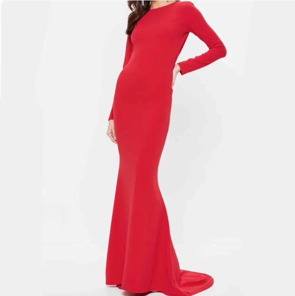 Supersnygg röd fishtail klänning som säljes pga den sitter lite för tight på mig. Endast provad. Originalpris:400kr. Frakten ingår! Perfekt till balen . Klänningar.