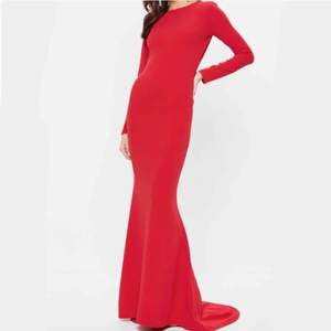 Supersnygg röd fishtail klänning som säljes pga den sitter lite för tight på mig. Endast provad. Originalpris:400kr. Frakten ingår! Perfekt till balen 