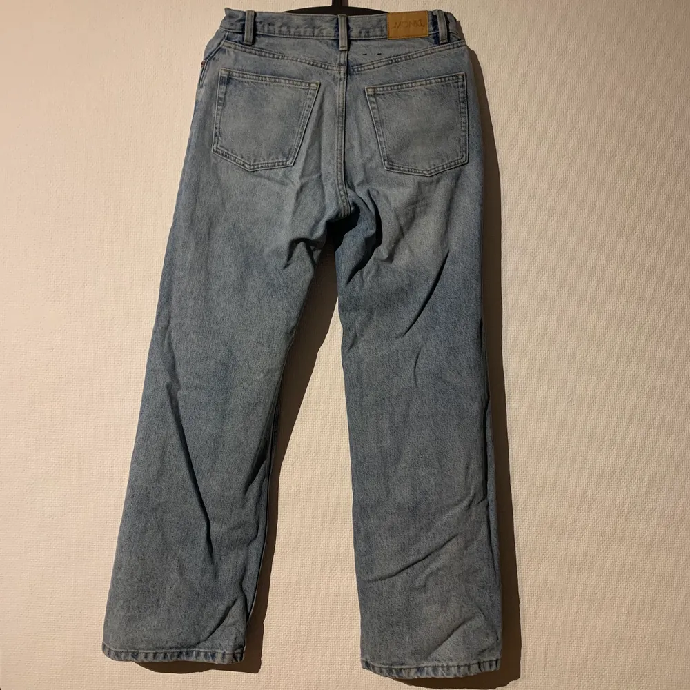 Jeans från monki i modellen Yoko. Storlek 29. Mycket sparsamt använda då tyvärr är lite förkorta på mig som är 177 cm. Fler bilder kan fås vid intresse! 100kr + frakt. Jeans & Byxor.