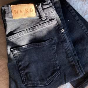 Skitfina svartgrå NA-KD jeans i rak modell. Pris 129kr +frakt.🖤