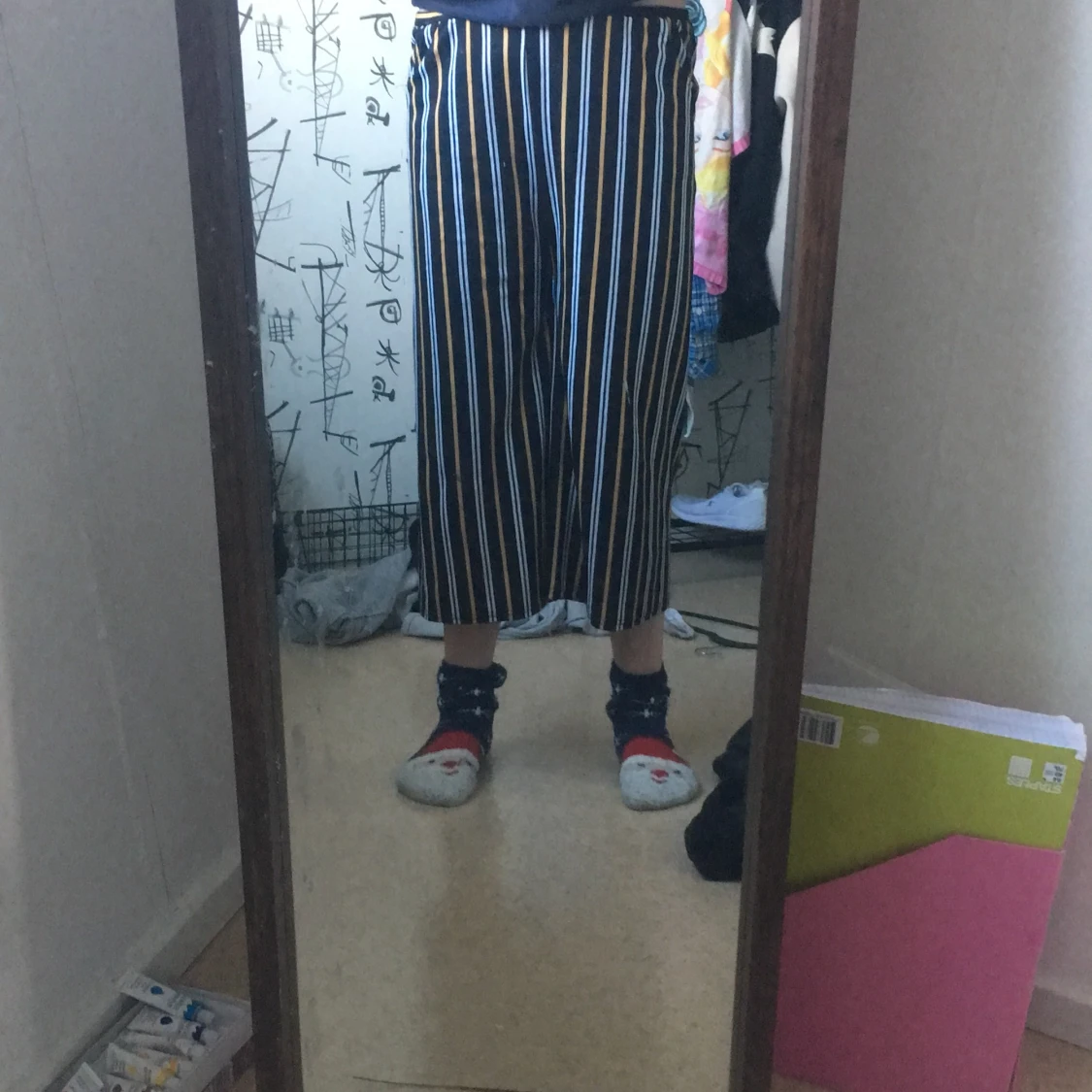 Gul,vit, svarta luftiga byxor  - 90