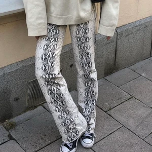 Zara Jeans - Så snygga och populära jeans från zara. Går inte att köpa längre! Bra skick. Lite för långa för mig som är 165. Storlek 36💗 köparen står för frakt❤️‍🔥