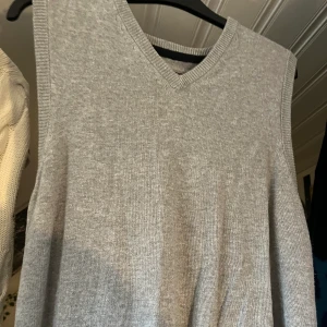 Väst  - Säljer denna för att den är förlåten för mej. Använt Max 2 ggr. Skriv privat om du har några frågor:) pris kan diskuteras.