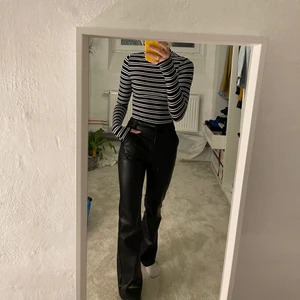 Polo tröja  - Mjuk polotröja i svart och vit randigt mönster 