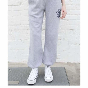 SÖKER BRANDY MELVILLE MJUKISBYXOR - SÖKER EXAKT DESSA MJUKISBYXOR FÖR BRA PRIS! Byter o möta även!