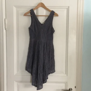 Klänning spets  - Lång fram och bak , kort på sidorna , grå/blå spets 