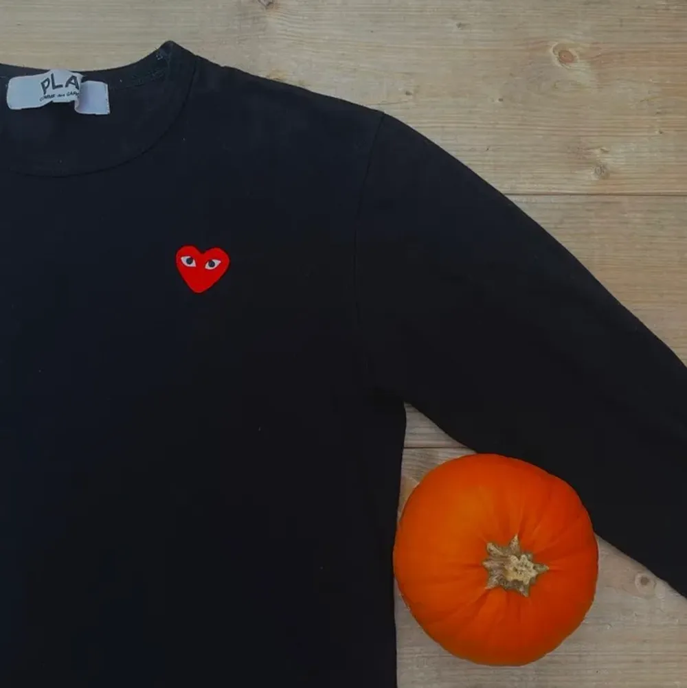 En svart långärmad Comme Des Garçons tröja. Inte speciellt använd, säljer pågrund av brist på användning. 😁. Tröjor & Koftor.