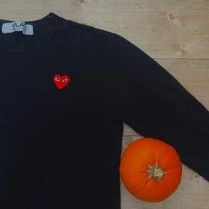 En svart långärmad Comme Des Garçons tröja. Inte speciellt använd, säljer pågrund av brist på användning. 😁