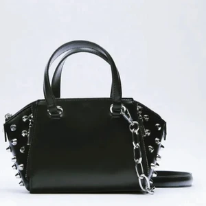 Väska zara - Säljer denna drömväska från zara!! Knappt använd💞 den är helt slutsåld på zara, jätte populär🥰💘