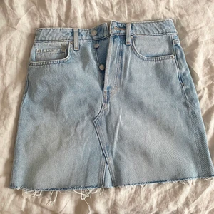 Jeanskjol - Från Lindex, säljer för 100kr (skriv om du vill ha bild hur den sitter på)