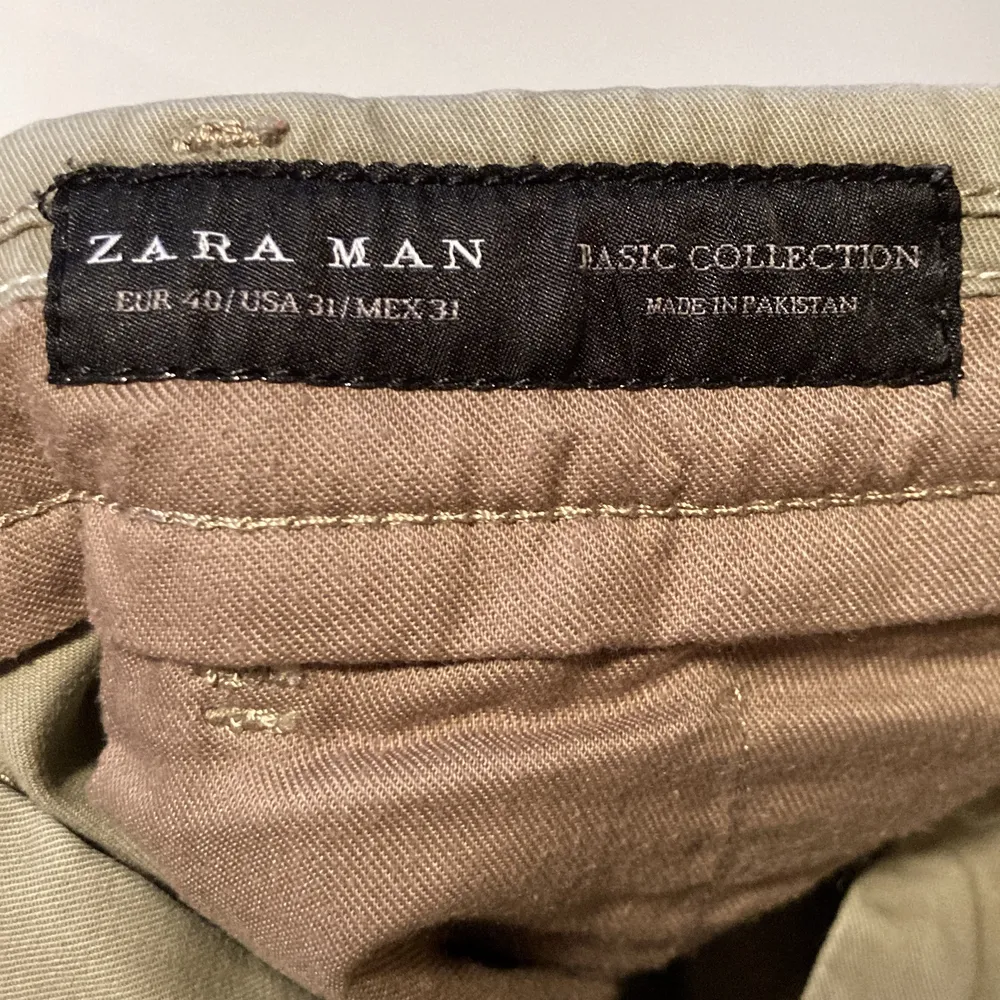 Khakifärgade chinos från Zara i storlek 31. Har endast används ett fåtal gånger, mycket bra skick. Dm för fler bilder :). Jeans & Byxor.
