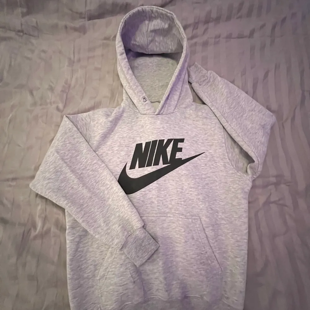 Snygg, grå och lite vintage aktig Nike hoodie från Nike. Hittar ingen lapp på den men skulle gissa att den är i XS. Säljer den då den tyvär blivit för liten för mig, men annars skit snygg!. Tröjor & Koftor.