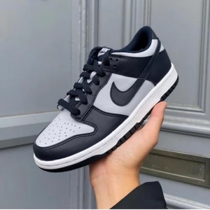 DUNK LOW GEORGETOWN 👟 - DUNK LOW GEORGETOWN 👟  TILLGÄNGLIGA STORLEKAR⬇️  • EU40 • EU43  • EU44   • PRIS FRÅN 2399kr   • SKRIV TILL OSS I DM OM DIN STORLEK SAKNAS   • VI NÅS VIA DM FÖR EVENTUELLA FRÅGOR ELLER FUNDERINGAR !  #erisneakers 