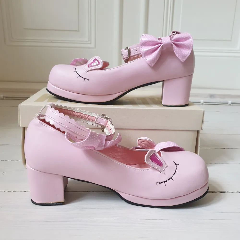 Rosa klackskor med gulliga detaljer från Ling Mei Shoes - Japan trend style series. Mycket gott skick, endast använda ett fåtal gånger. Uppskattad storlek är 36-37. Skriv om ni vill ha exakt mått. Kan frakta eller mötas i Stockholm:). Skor.
