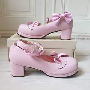 Rosa klackskor med gulliga detaljer från Ling Mei Shoes - Japan trend style series. Mycket gott skick, endast använda ett fåtal gånger. Uppskattad storlek är 36-37. Skriv om ni vill ha exakt mått. Kan frakta eller mötas i Stockholm:)