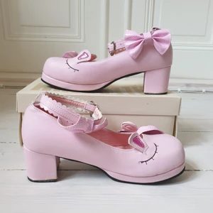 Gulliga Rosa Klackskor - Rosa klackskor med gulliga detaljer från Ling Mei Shoes - Japan trend style series. Mycket gott skick, endast använda ett fåtal gånger. Uppskattad storlek är 36-37. Skriv om ni vill ha exakt mått. Kan frakta eller mötas i Stockholm:)