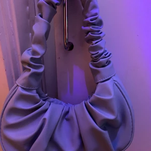 Väska  - Hej! Jag säljer min jätte fina väska som är i ljus blå från SHEIN då den inte är min stil så säljs den 