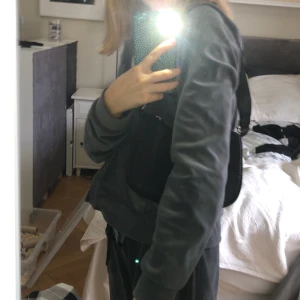 Axelväska  - Säljer denna snygga väska från Lindex. Kommer inte ihåg hur mycket den kosta med typ 250 kr. Kan mötas upp. Skriv om du har frågor eller är intresserad. Kan snackas om priset ❤️