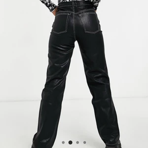 Topshop glansiga jeans - Glansiga jeans i rak passform med vita kontrast sömmar. Storlek 34. Modellen på första bilden är 168 cm lång. Nypris 600kr