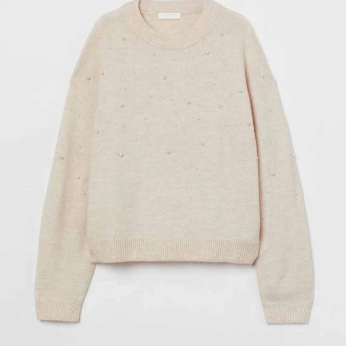 Stickad tröja med pärlor