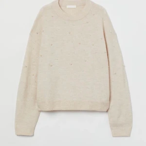 Stickad tröja med pärlor  - Säljer min stickade beiga tröja med pärlor på💗 Jättefin och ha över klänningar till sommaren eller bara till ett par jeans. Storlek xs men passar även s. Använt 2-3 ggr.