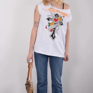 Ed Hardy T-shirt - Denna t-shirt kan du köpa på @3anseconhand på instagram🌸😇 