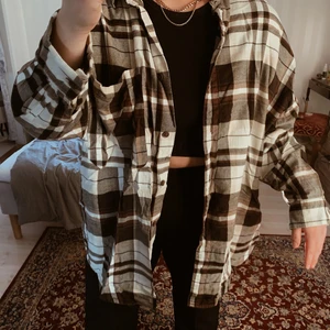 Flanell skjorta - Lite längre modell från monki, du står för frakten🥰