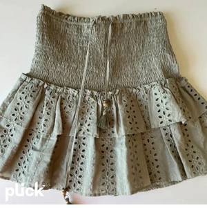 SÖKER ZARA KJOL! - SÖKER DENNA GRÖNA ZARAKJOL I STORLEK XS - M! Skriv privat till mig om ni säljer eller vet någon annan som säljer🤪