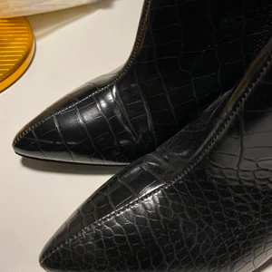 Svarta klackar  - Svarta klackar med spets formad tå från RAID, köpta på ASOS. Använt en gång men de är för små. Det är ett ormmönster över hela skon. 