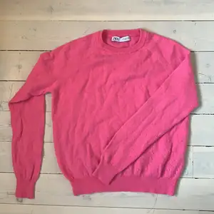 Säljer min fina rosa kashmir tröja ifrån zara som är i hyfsat bra skick bortsett från att den är lite nopprig längst ner på tröjan men går att fixa. (kolla på sista bilden) 💕 kom privat för fler bilder! Säljer för 150+frakt, köp direkt för 200+frakt ⭐️