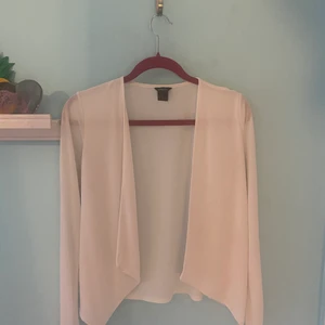 Vit tunn kofta - En superfin sommarkofta från Lindex. Säljer då den inte kommer till användning! Frakt tillkommer💘