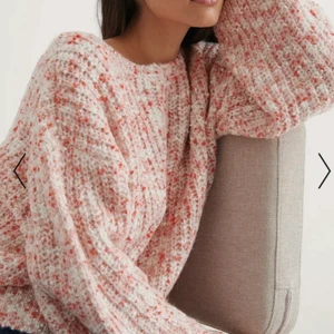 Stickad ströja från NAKD - De andra 2 bilderna gör inte riktigt rättvisa den fina rosa färgen, mer lik färgen på första bilden som jag lånat💕 S/M Använd fåtal gånger så bra skick! Köparen står för frakten