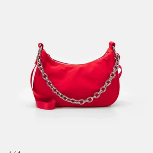 Weekday väska - Säljer denna super coola Weekday axelväskan då den ej används! Bra skick!❤️‍🔥 pris kan diskuteras vid snabb affär! Lånade bilder😋