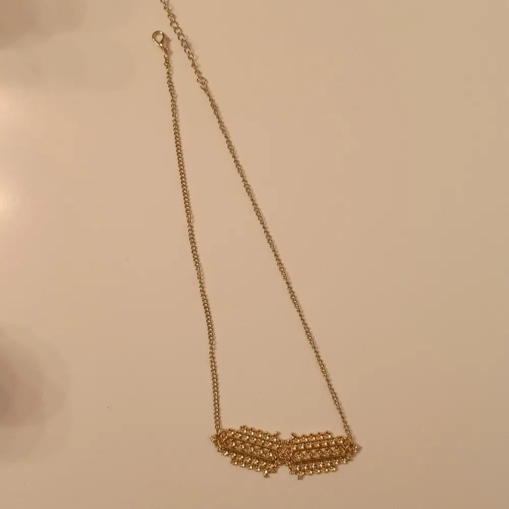 guldfärgat halsband mottaget på en födelsedag men inte använt. I perfekt skick, bara upppackad.. Asusteet.