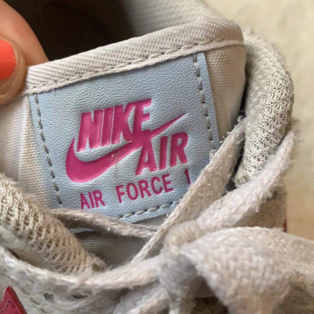 Nike Air Force 1 med rosa Nike Swoosh .I storlek EUR 37.5 Jättesköna! Passa på att köpa. Ny pris 1100kr.. Skor.