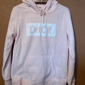 Dirtcult hoodie - Ljusrosa välvårdad hoodie. Tyvärr var det inte min färg så därför säljs den   St xl dam men de är små i storleken så det är typ m/l. Köpare betalar frakt 