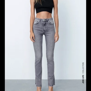 Zara jeans - Ett par jätte fina zara jeans i strl 32💞 säljer för att de inte kommit till användning. Den är i en mörk grå färg med hål (se bild två)💗nypris: 359 kr