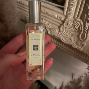 Jo malone parfym - Parfym från Jo malone! Flaskan är 30 ml med ca 95% kvar😚 orginalpris 700 kr